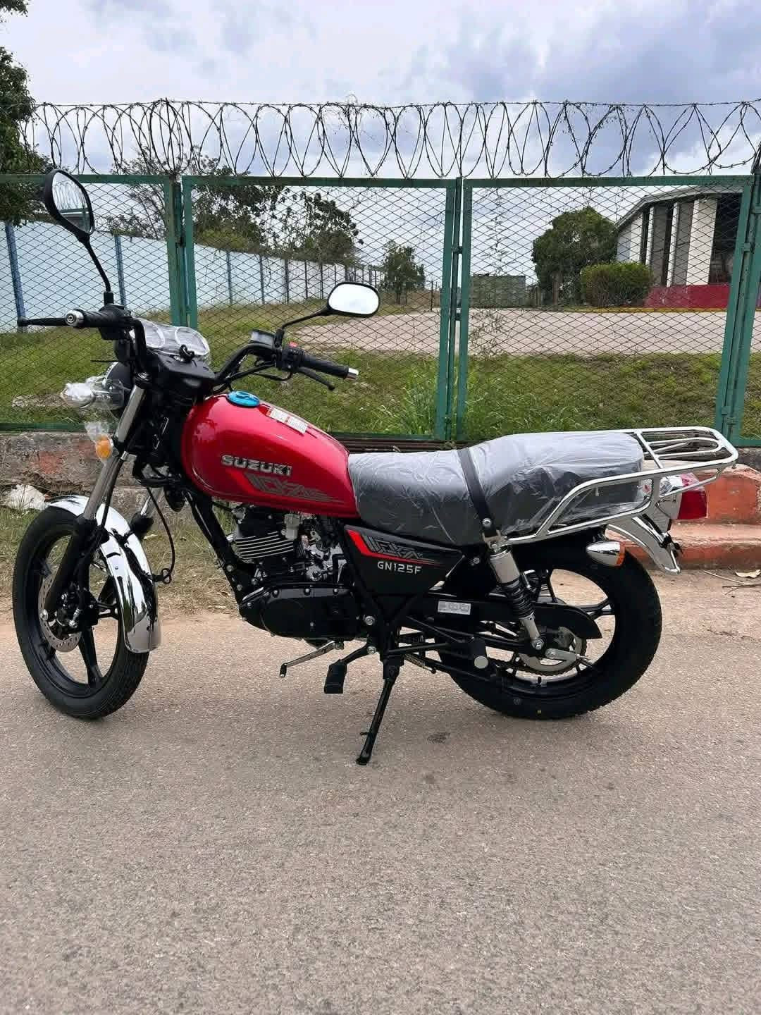 MOTO GN125 suzuki