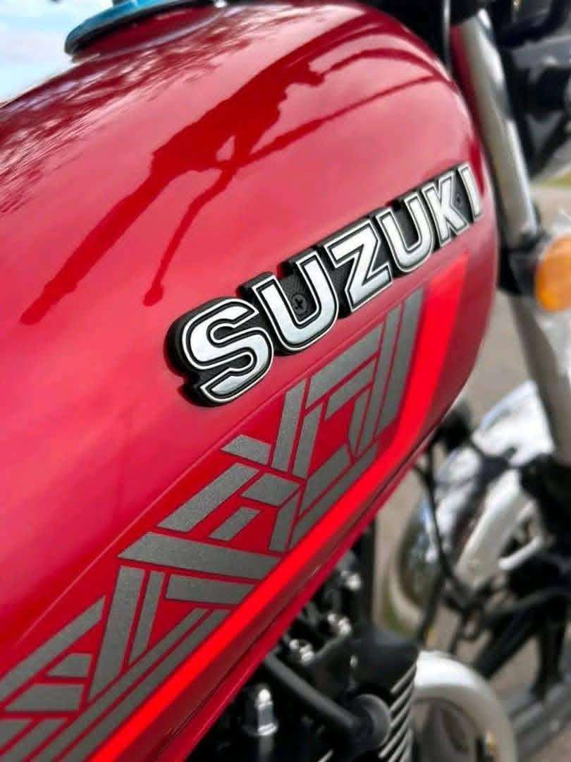 MOTO GN125 suzuki